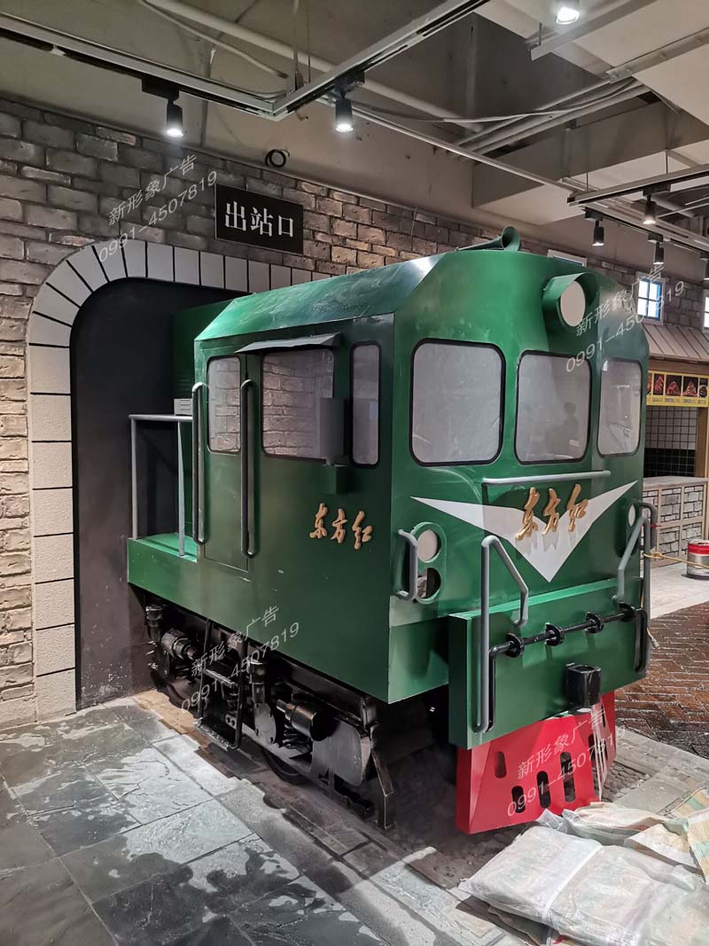 商業(yè)街情景造型設(shè)計制作，商場美陳造型裝飾。東方紅火車頭設(shè)計制作